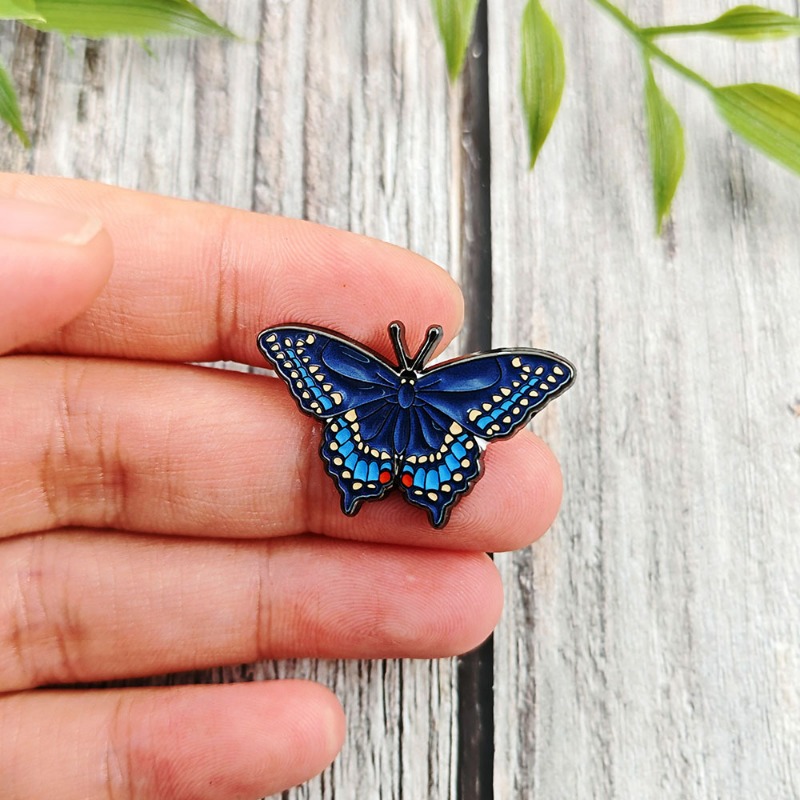 Vintage Collectible Pins - Оригинальные винтажные металлические броши: коллекция сувениров,